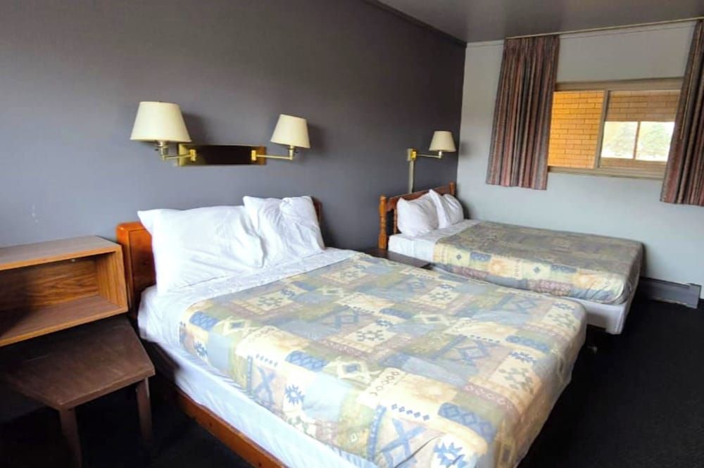 Capital O Swan Inn Comstock Park Room, 2 Queen Beds, Non Smoking 6