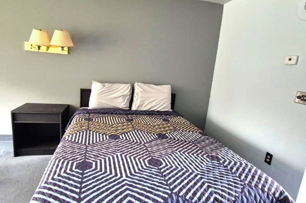 Capital O Swan Inn Comstock Park Room, 1 Queen Bed, Non Smoking 3