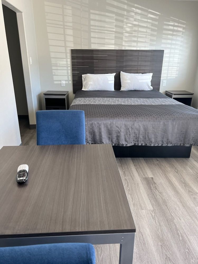 Cloud 9 Inn - El Cielo Inn Deluxe Single Room, 1 King Bed, Private Bathroom 7