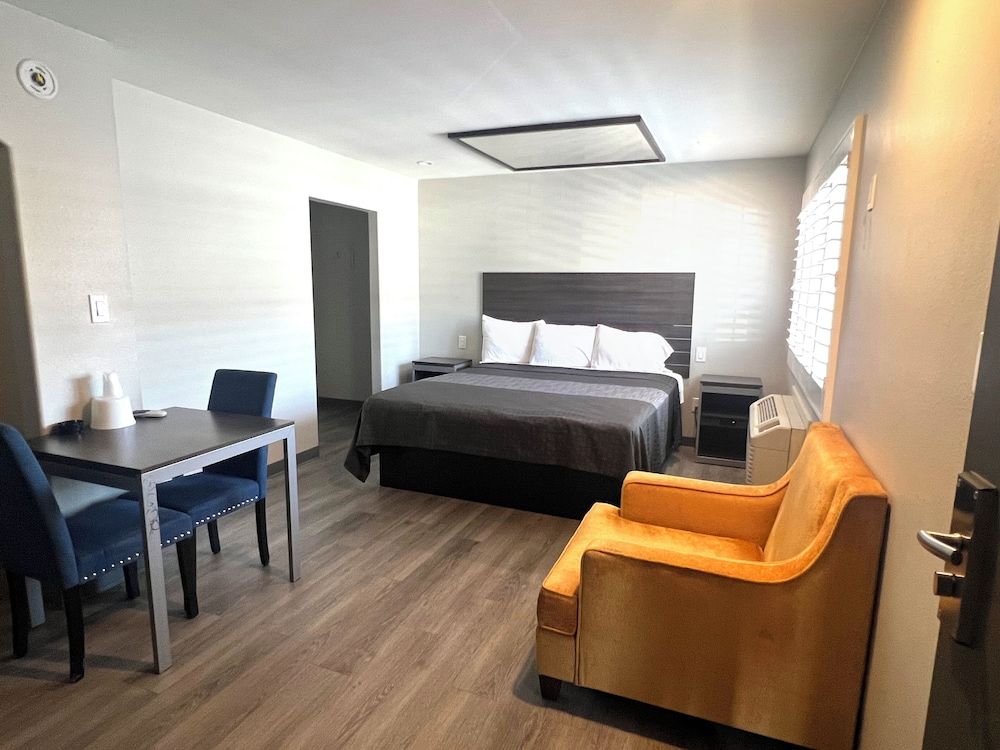 Cloud 9 Inn - El Cielo Inn Deluxe Single Room, 1 King Bed, Private Bathroom 11