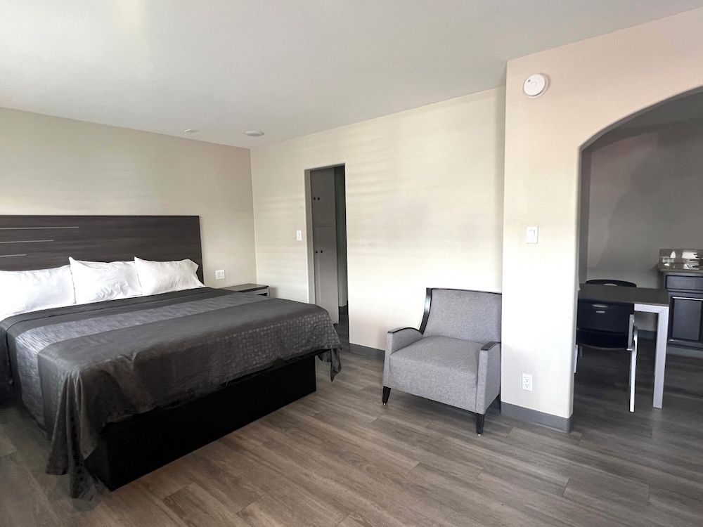 Cloud 9 Inn - El Cielo Inn Deluxe Single Room, 1 King Bed, Private Bathroom 15