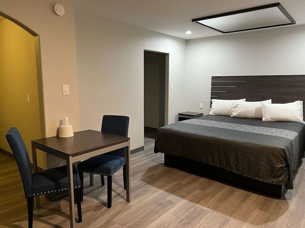 Cloud 9 Inn - El Cielo Inn Deluxe Single Room, 1 King Bed, Private Bathroom 3