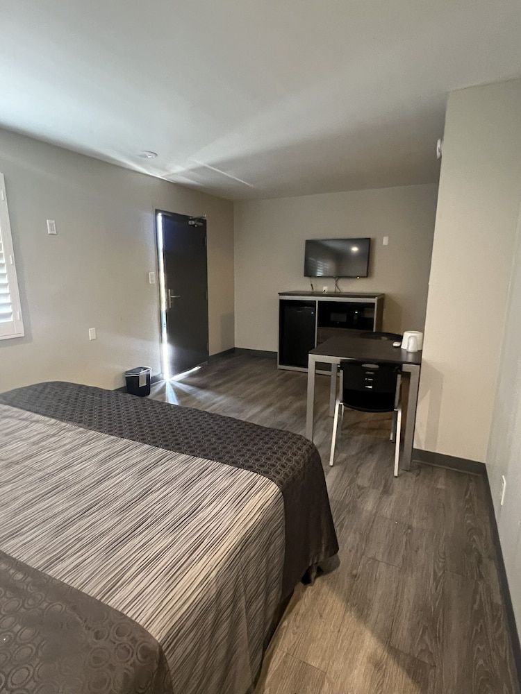 Cloud 9 Inn - El Cielo Inn Deluxe Single Room, 1 King Bed, Private Bathroom 5