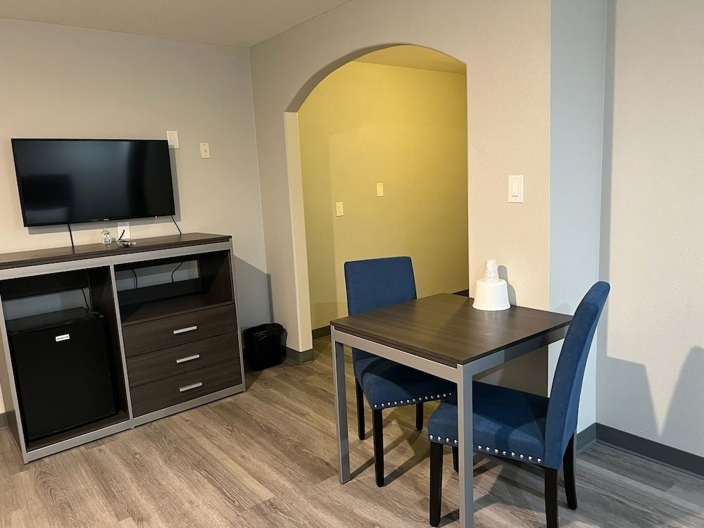 Cloud 9 Inn - El Cielo Inn Deluxe Single Room, 1 King Bed, Private Bathroom 17