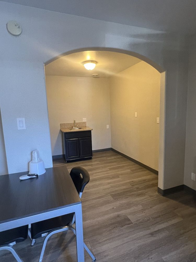 Cloud 9 Inn - El Cielo Inn Deluxe Single Room, 1 King Bed, Private Bathroom 21