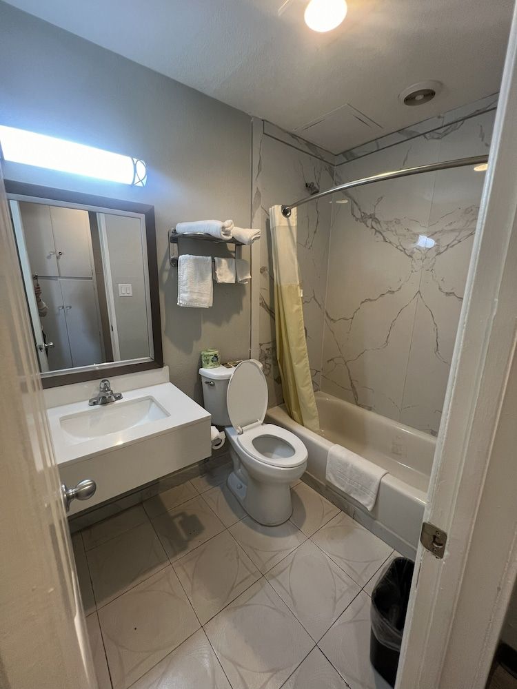 Cloud 9 Inn - El Cielo Inn Deluxe Single Room, 1 King Bed, Private Bathroom 16