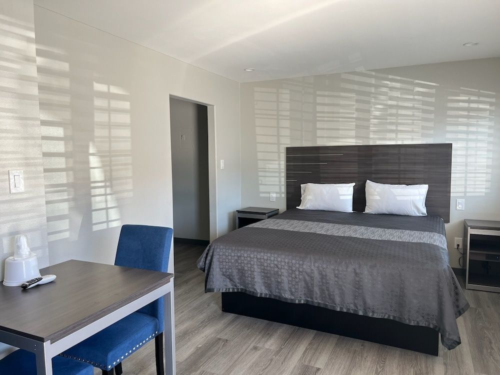 Cloud 9 Inn - El Cielo Inn Deluxe Single Room, 1 King Bed, Private Bathroom 9