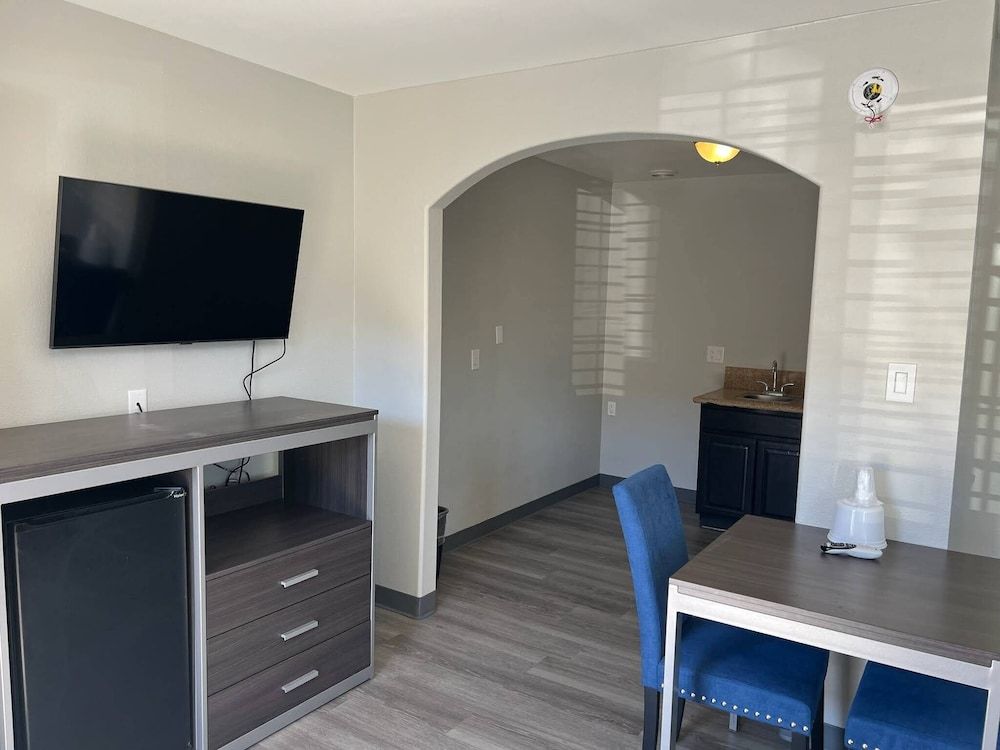 Cloud 9 Inn - El Cielo Inn Deluxe Single Room, 1 King Bed, Private Bathroom 18