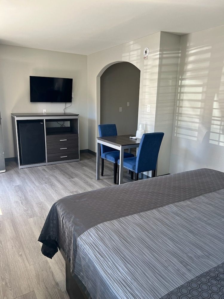 Cloud 9 Inn - El Cielo Inn Deluxe Single Room, 1 King Bed, Private Bathroom 6