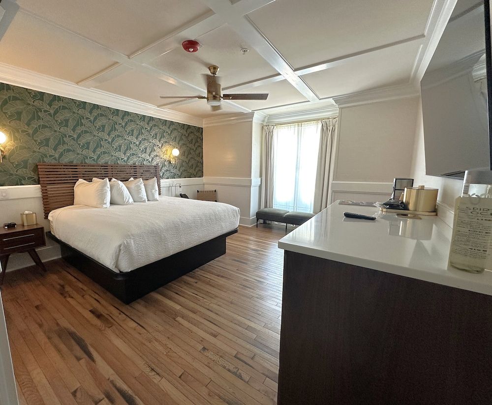 Gibson Inn Deluxe Room 13