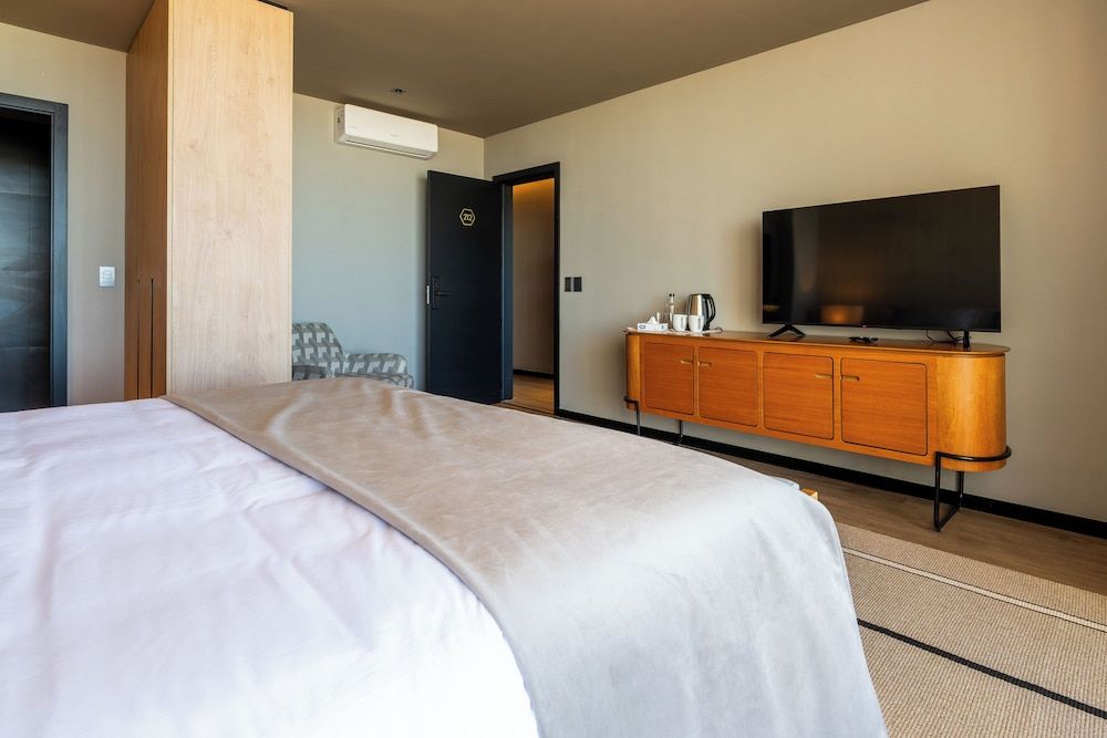 Bravo Hotel Superior Studio Suite, Beach View 13