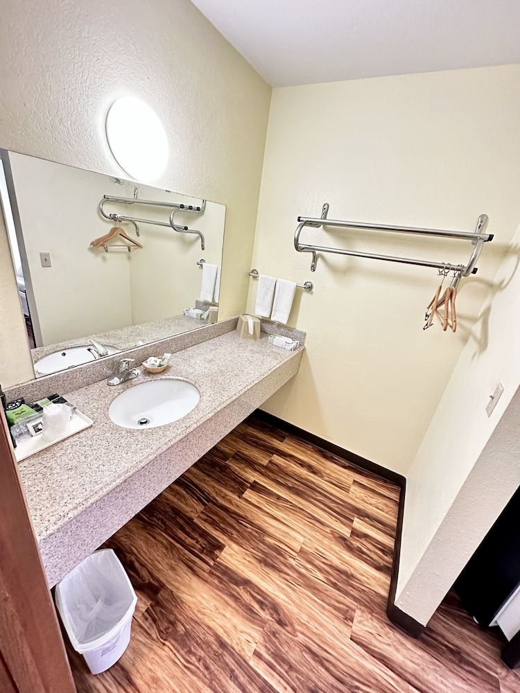 Regency Inn lola Kansas Standard Room, 1 Queen Bed, Non Smoking 5