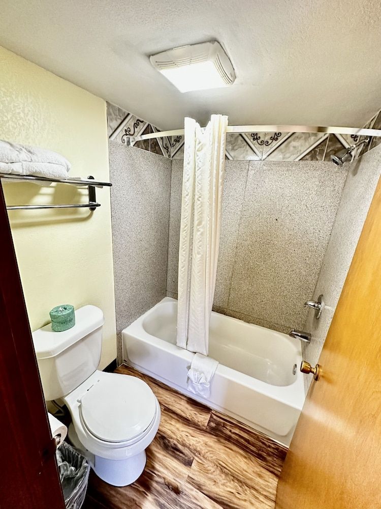 Regency Inn lola Kansas Standard Room, 1 King Bed, Non Smoking 5