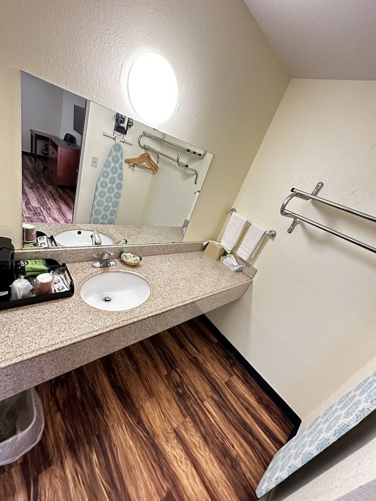 Regency Inn lola Kansas Standard Room, 2 Queen Beds, Non Smoking 5