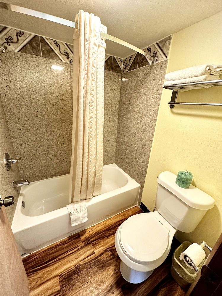 Regency Inn lola Kansas Standard Room, 1 Queen Bed, Non Smoking 4