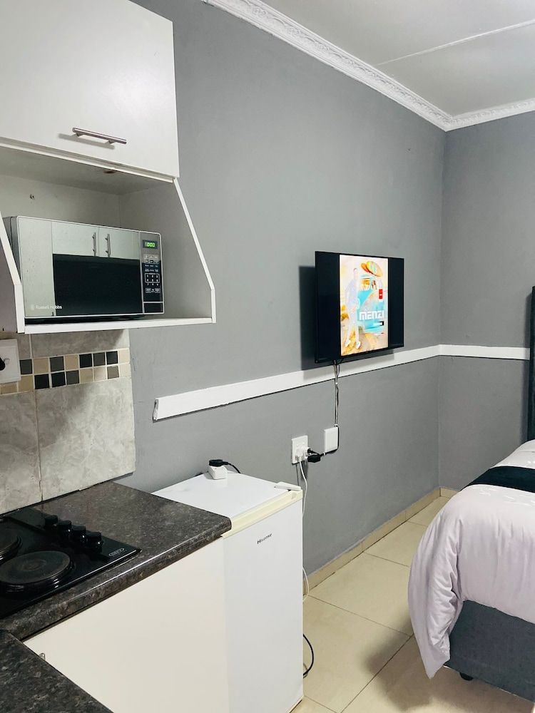 Gold Crown Self-catering Apartment Comfort Suite 3