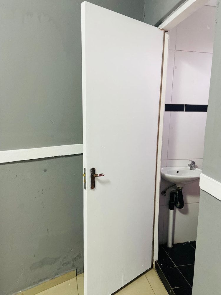 Gold Crown Self-catering Apartment Comfort Suite 6