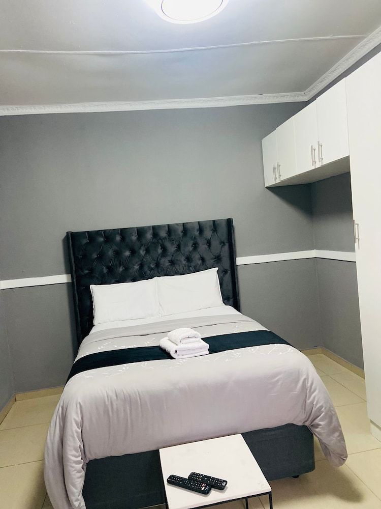 Gold Crown Self-catering Apartment Comfort Suite 2