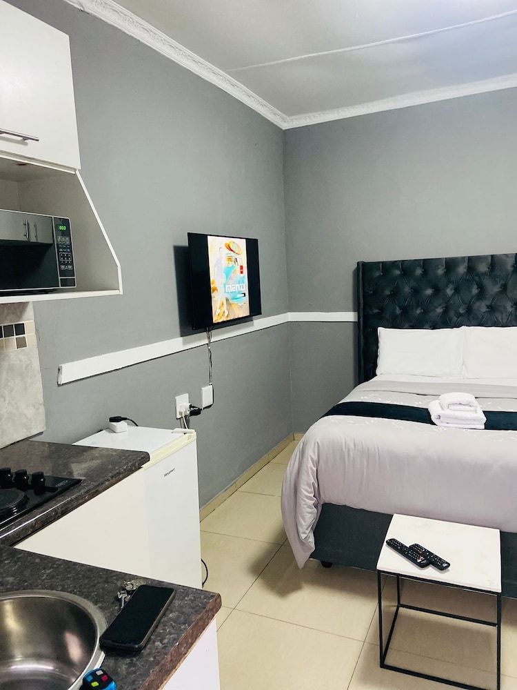 Gold Crown Self-catering Apartment Comfort Suite 4