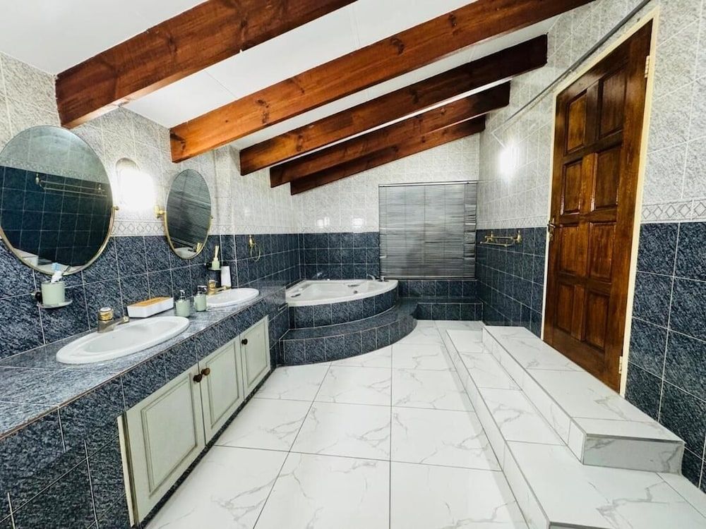 Villa Picasso - 2 Bed Villa House, 2 Bedrooms, Accessible, Balcony 28