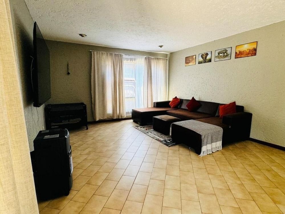 Villa Picasso - 2 Bed Villa House, 2 Bedrooms, Accessible, Balcony 8