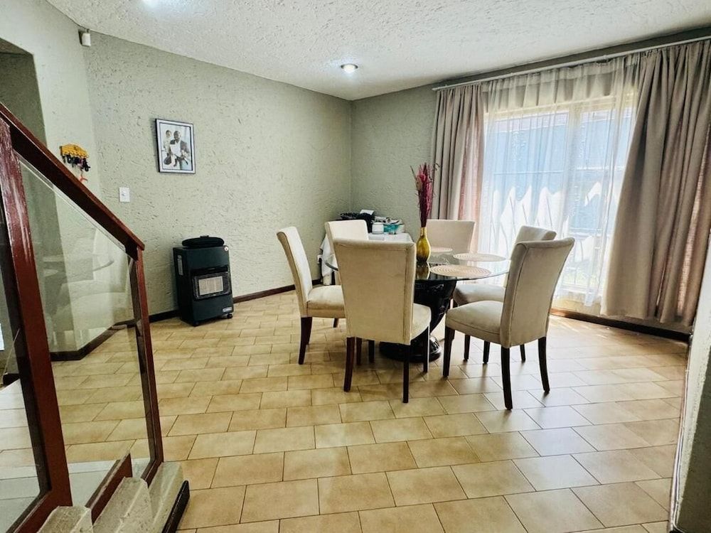 Villa Picasso - 2 Bed Villa House, 2 Bedrooms, Accessible, Balcony 11