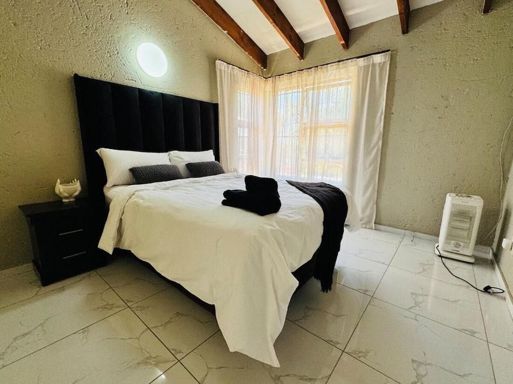 Villa Picasso - 2 Bed Villa House, 2 Bedrooms, Accessible, Balcony 5