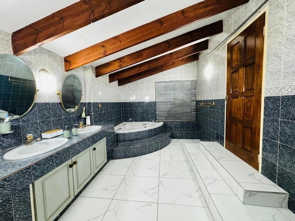 Villa Picasso - 2 Bed Villa House, 2 Bedrooms, Accessible, Balcony 29