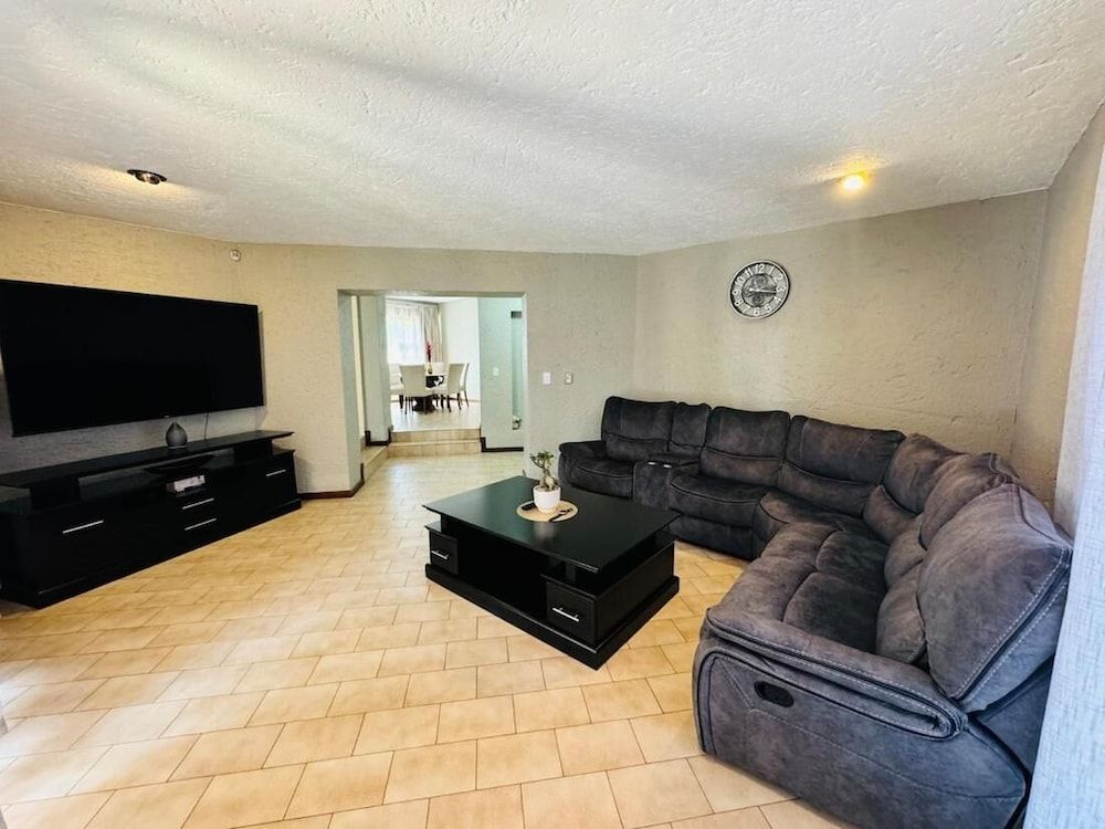 Villa Picasso - 2 Bed Villa House, 2 Bedrooms, Accessible, Balcony 9