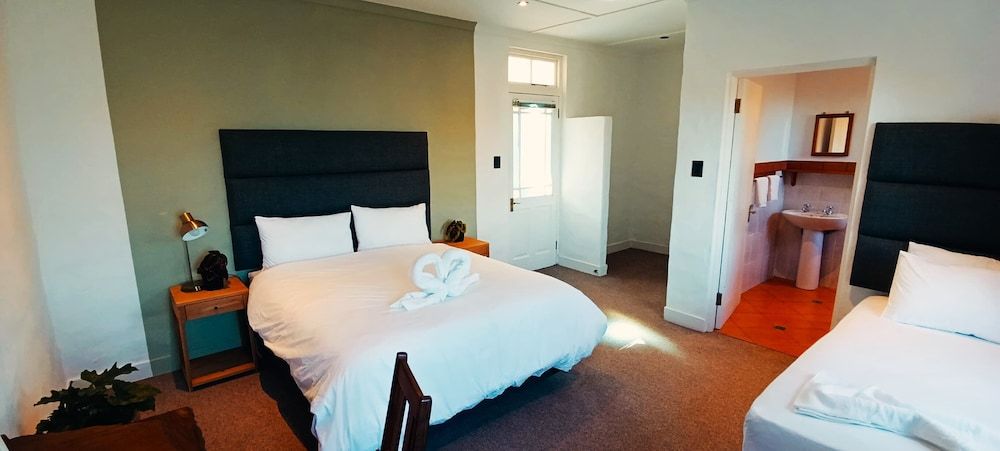 Guinea Fowl Lodge Comfort Double or Twin Room, Balcony, Bay View 3