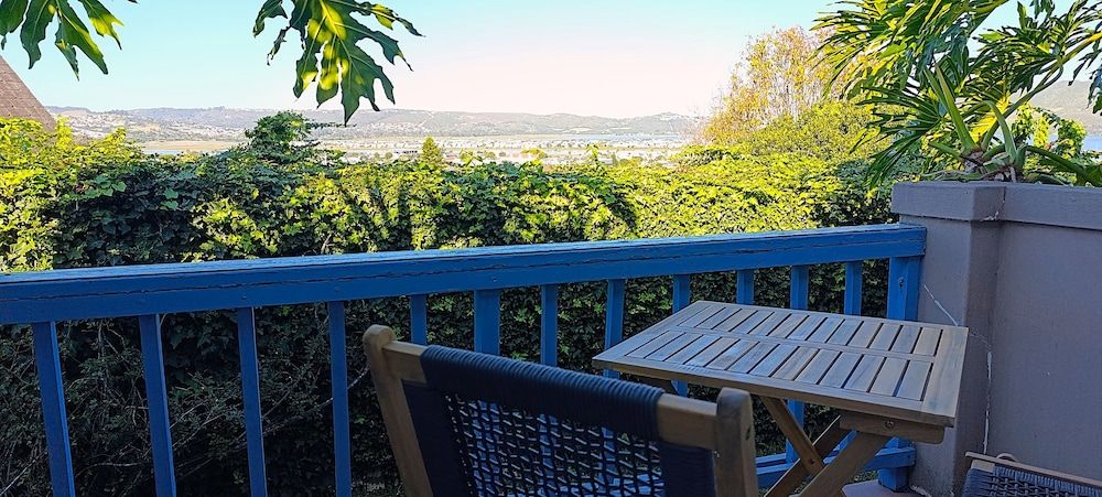 Guinea Fowl Lodge Comfort Double Room, Balcony, Bay View 8