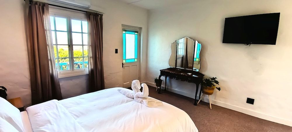 Guinea Fowl Lodge Comfort Double Room, Balcony, Bay View 4