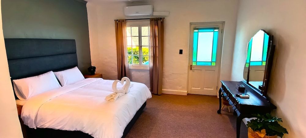 Guinea Fowl Lodge Comfort Double Room, Balcony, Bay View 6