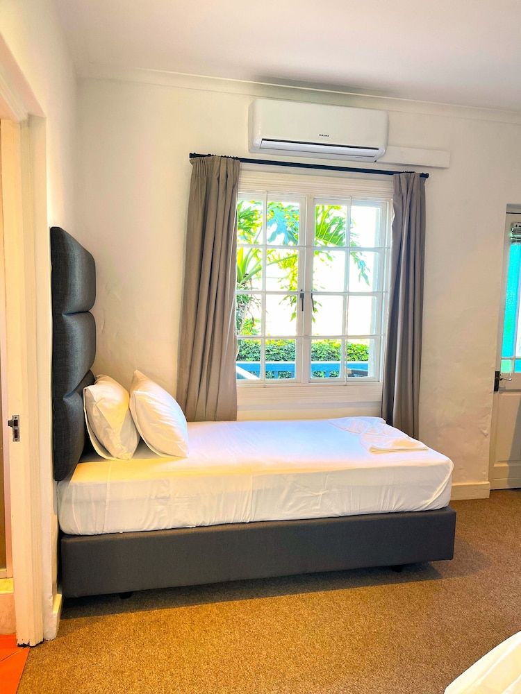 Guinea Fowl Lodge Comfort Double or Twin Room, Balcony, Bay View 7