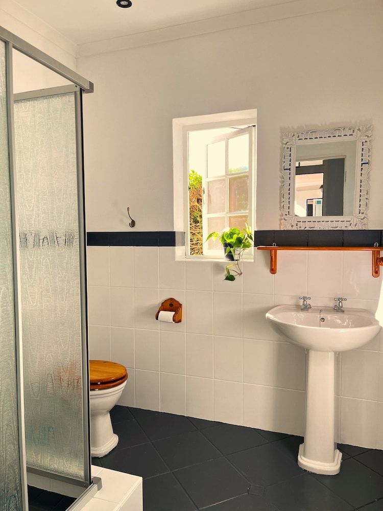 Guinea Fowl Lodge Comfort Double Room, Balcony, Bay View 13