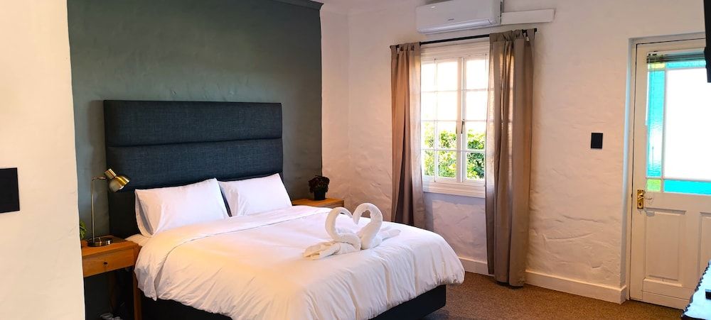 Guinea Fowl Lodge Comfort Double Room, Balcony, Bay View 5