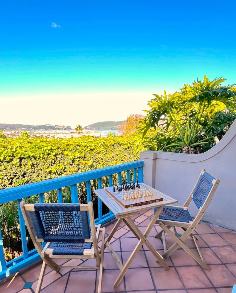 Guinea Fowl Lodge Comfort Double Room, Balcony, Bay View 11