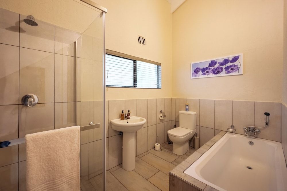 Bushbaby Valley Lodge Deluxe Double Room, Balcony, Garden View 4