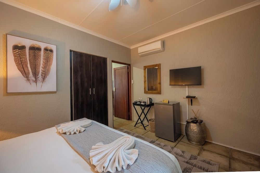 Bushbaby Valley Lodge Standard Double Room 5