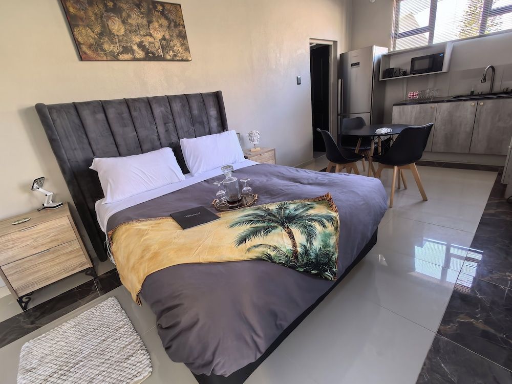 Bryanston Palms Accommodation Deluxe Studio, 1 Queen Bed with Sofa bed 4