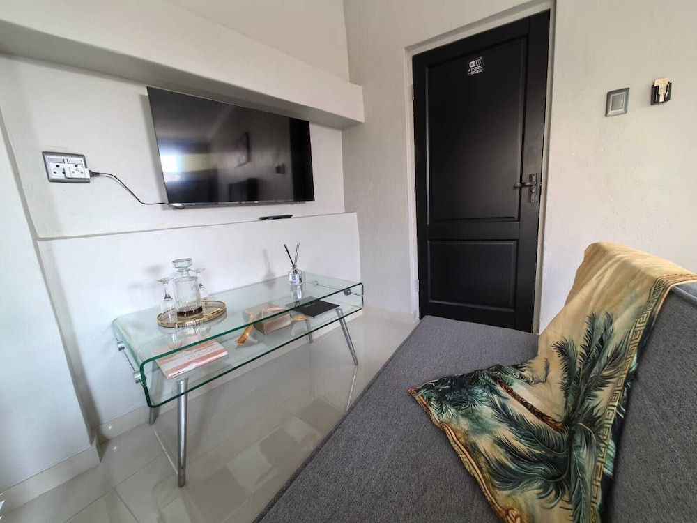 Bryanston Palms Accommodation Deluxe Studio, 1 Queen Bed with Sofa bed 10