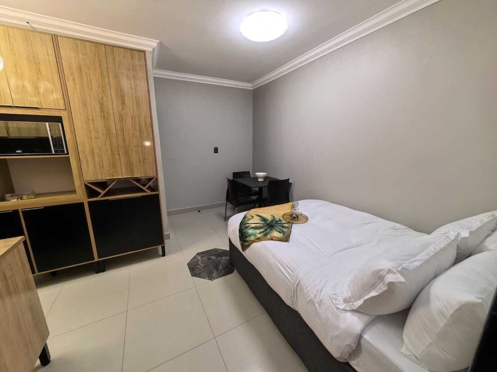 Bryanston Palms Accommodation Family Room, 1 Bedroom, Courtyard View 5