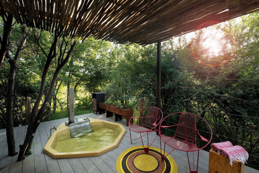 Dzombo Camp Executive Room, Garden View 2