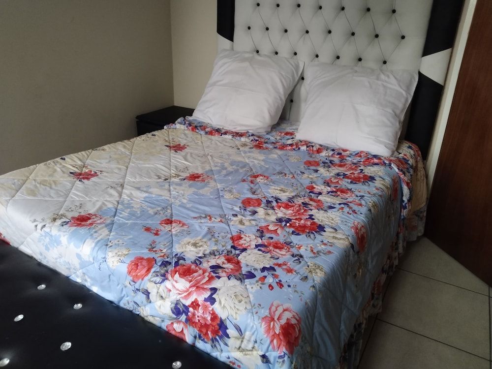 JM TOURS & SAFARIS GUESTHOUSE Comfort Double Room, Garden View 12