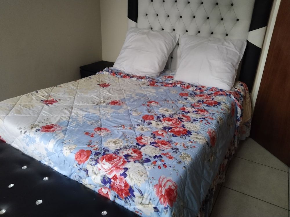 JM TOURS & SAFARIS GUESTHOUSE Comfort Double Room, Garden View 18