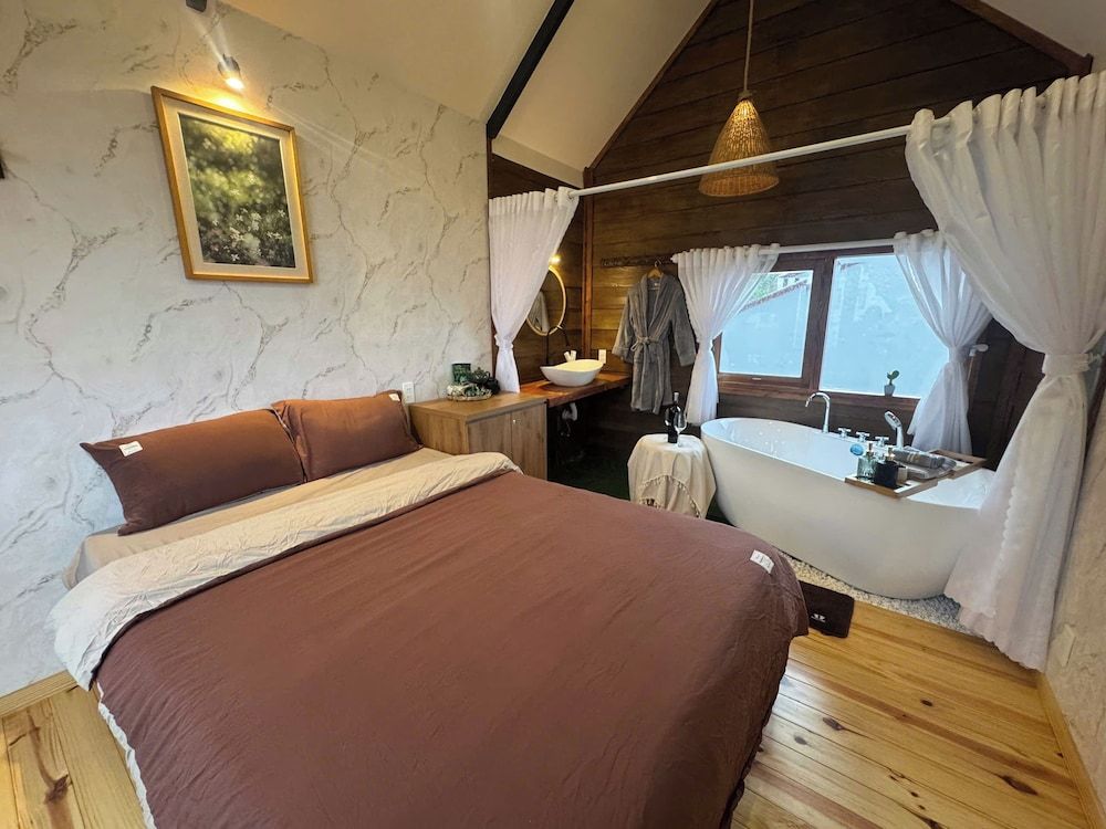Basic Double Room, Bathtub