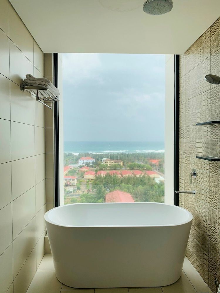 Thu - Apec Mandala Phú Yên Deluxe Double Room, Balcony, Sea View 8