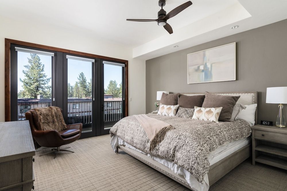 Luxury 4bdr Residence Steps From Heavenly Village 4 Bedroom Condo Condo, 4 Bedrooms 3