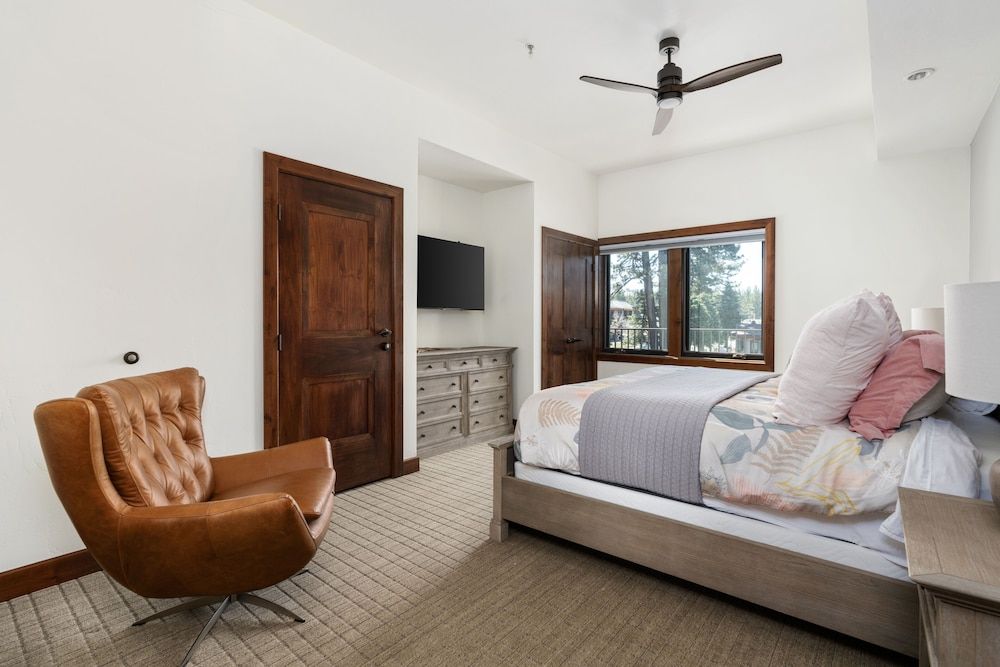 Luxury 4bdr Residence Steps From Heavenly Village 4 Bedroom Condo Condo, 4 Bedrooms 5