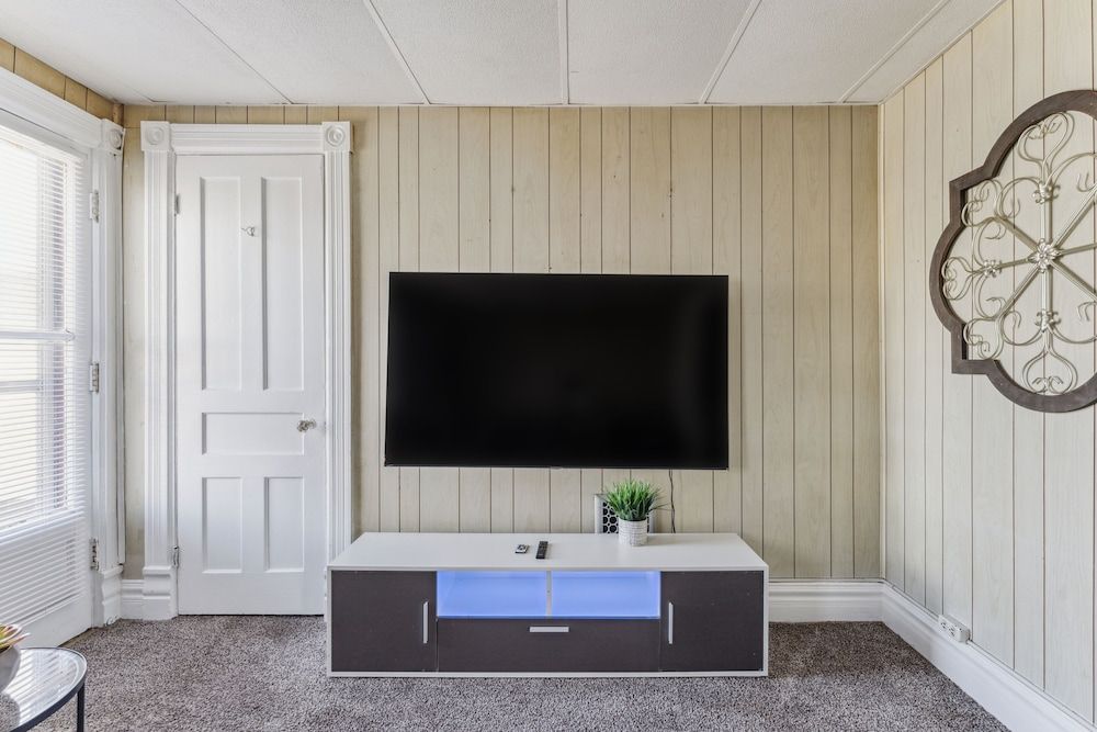 Snug Escape Close To Niagara Falls 2 Bedroom Home House, 2 Bedrooms 22